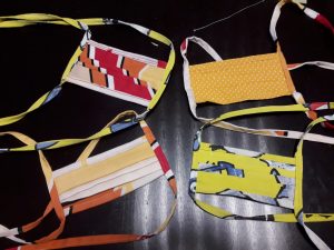 Bunter Behelfs-Schutz, Nase-Mund-Schutzmaske selbstgemacht im Faserwerk in Hildesheim