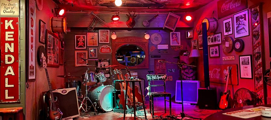 Wie eine Bühne aussieht bei einem Live-Konzert mit Blues Musik